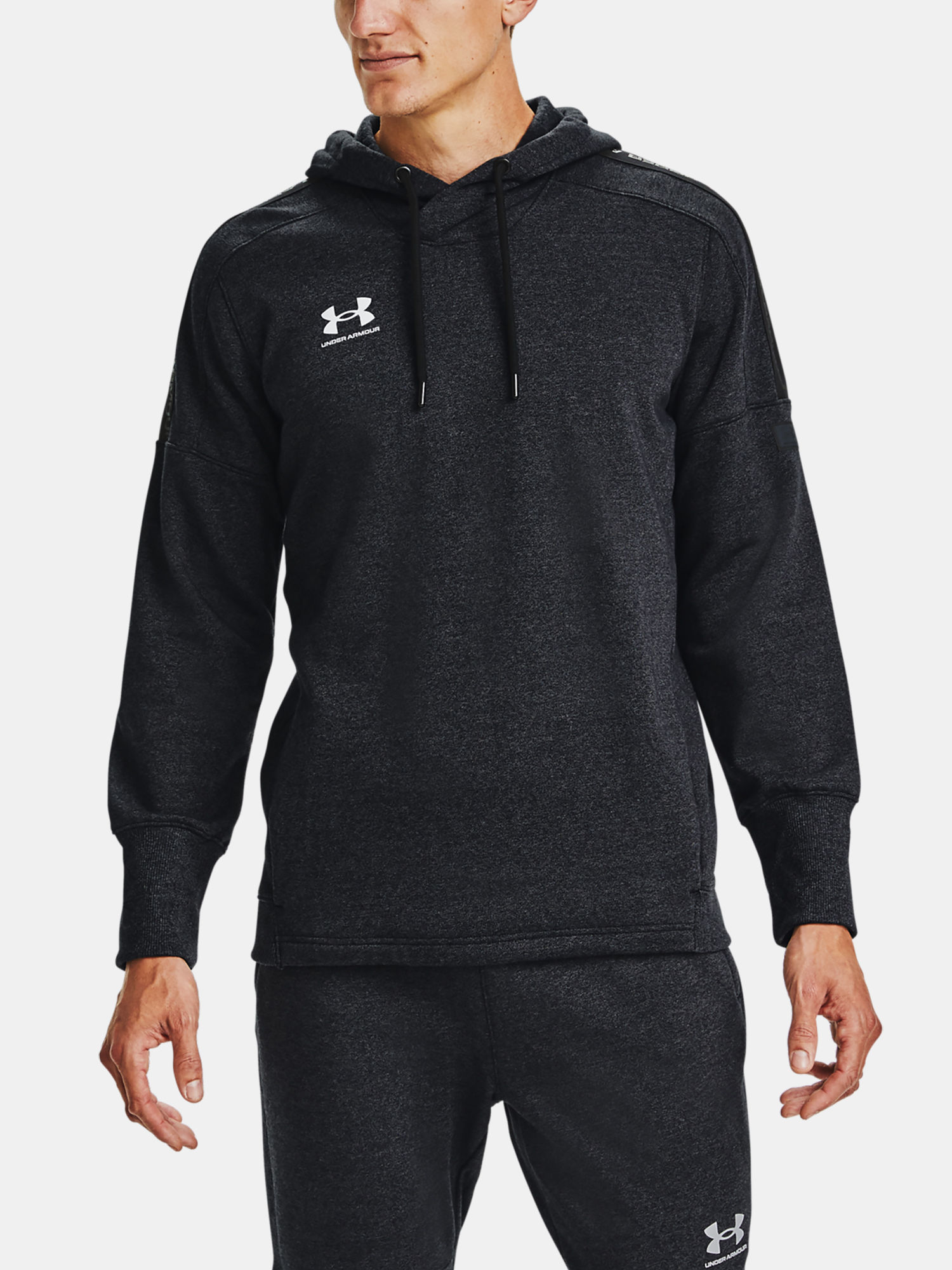 Mikina Under Armour Accelerate Off-Pitch Hoodie-BLK (1)